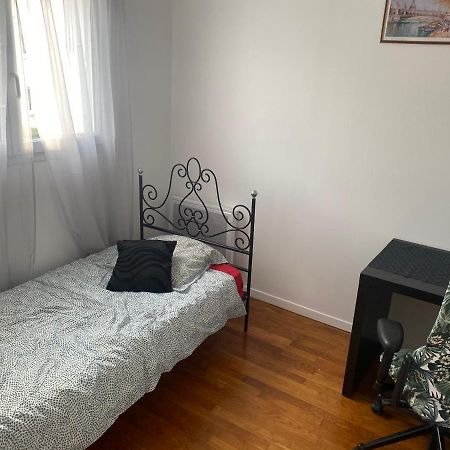 Bedroom In A House/ Chambre Dans Une Maison epinay sur Orge Bagian luar foto
